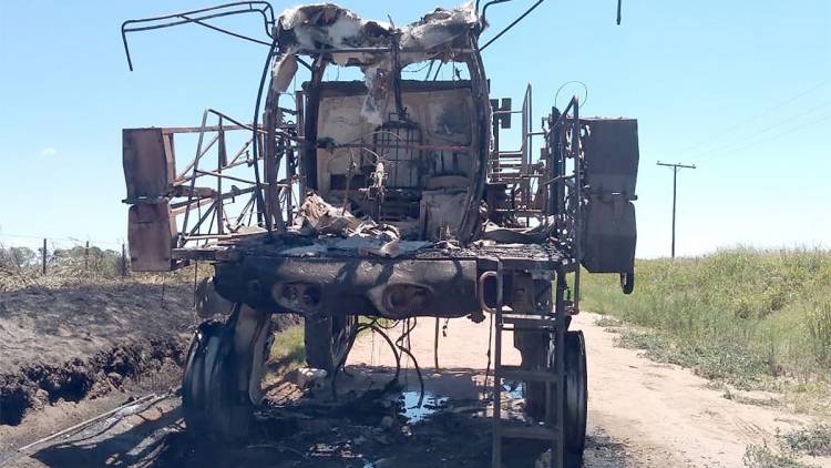 Una fumigadora, destruida por las llamas en Huinca Renancó