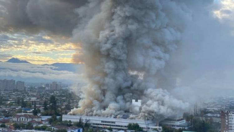 Un enorme incendio se registra en el Hospital San Borja Arriarán en Santiago de Chile 