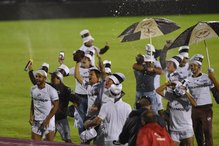 Platense derrotó por penales a Estudiantes de Río Cuarto y ascendió a Primera División luego de 22 años