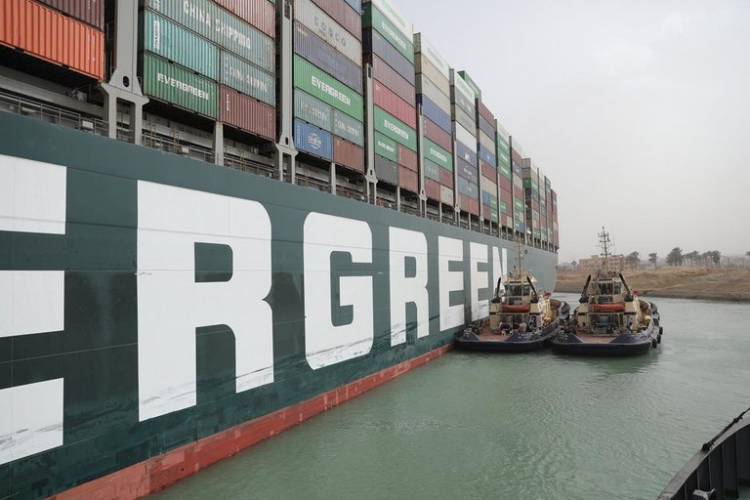 Incertidumbre en el comercio mundial: temen que desbloquear el canal de Suez tarde semanas