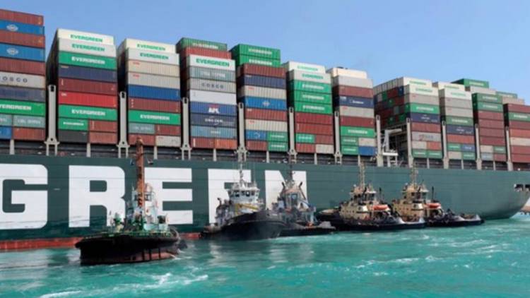 Desencallaron parcialmente el buque mercante que bloquea el canal de Suez
