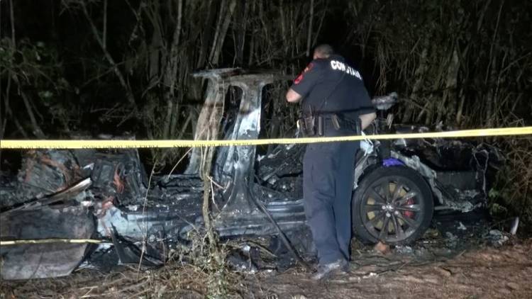 Un accidente de un auto Tesla “sin nadie al volante” dejó dos muertos en EEUU