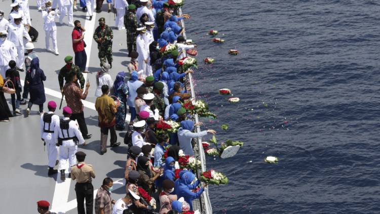 La Armada de Indonesia cree que una ola interna hundió al submarino con 53 tripulantes a bordo