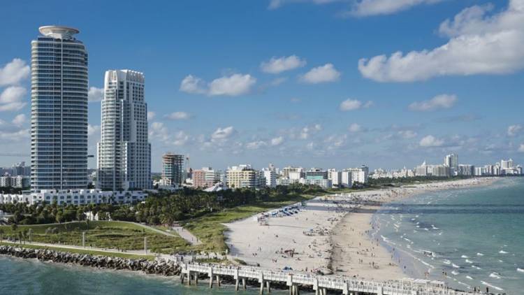 Miami comenzó la vacunación gratuita en la playa contra el coronavirus