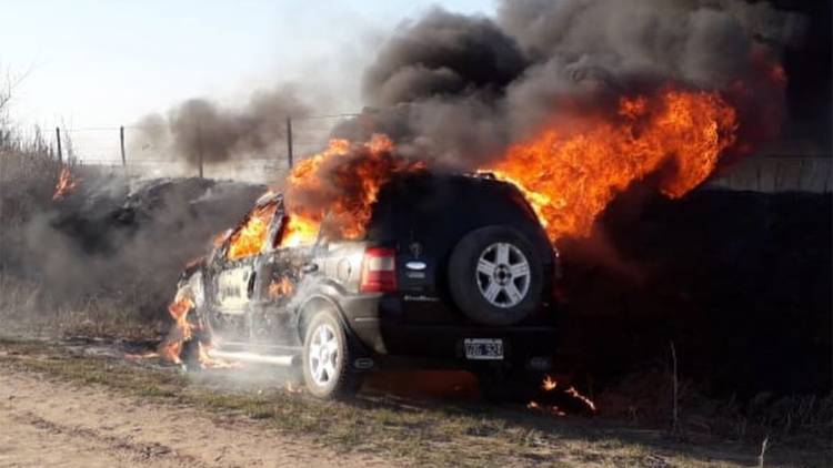 Se incendió el vehículo de una maestra rural y se propagó por un campo