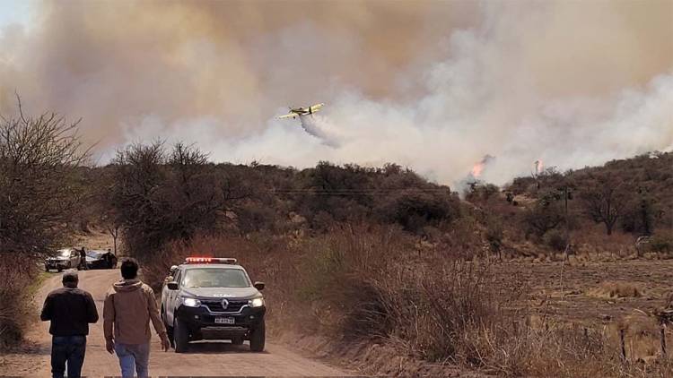 Incesante lucha contra el fuego en el norte: hubo evacuaciones en Caminiaga