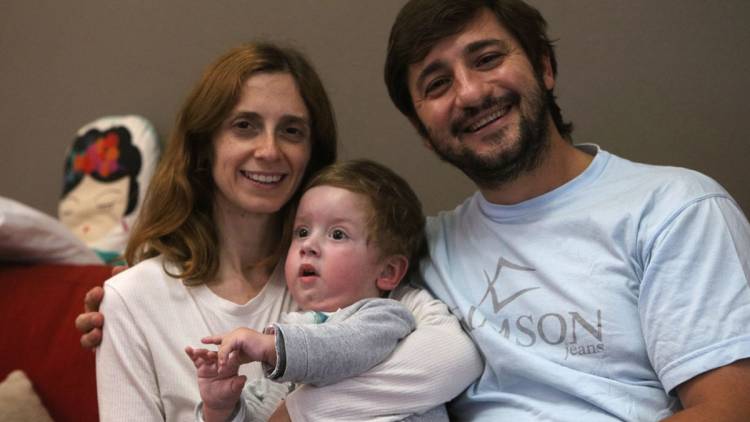 El medicamento para Lolo llegó al país y su familia prepara el viaje a Buenos Aires