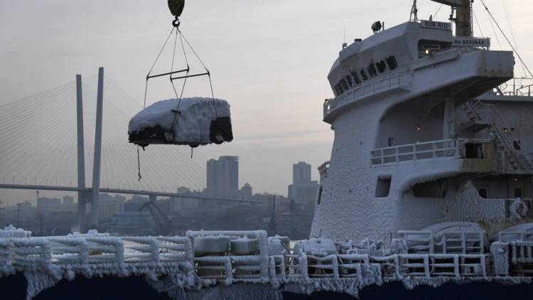 Un buque de carga con autos cero kilómetro terminó cubierto de hielo: planean venderlos igual