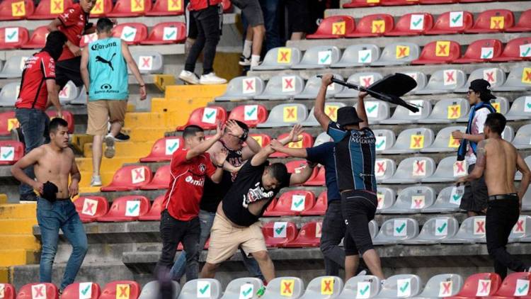 Suspenden el fútbol en México por graves incidentes en un partido de Querétaro y Atlas