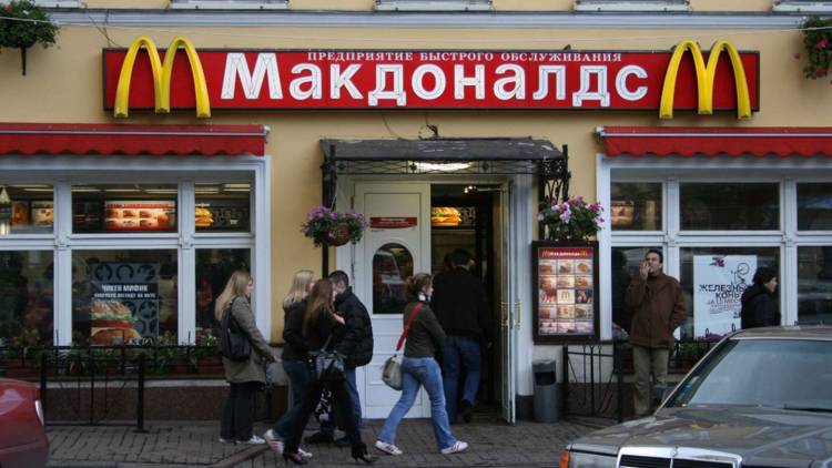 Otro revés para Vladimir Putin: Coca Cola, McDonald’s y Starbucks suspenden sus actividades en Rusia