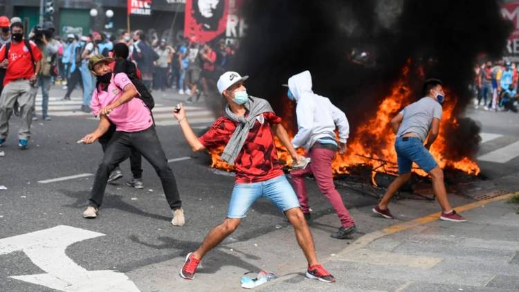 Violenta protesta contra el FMI: atacaron el frente del Congreso y arrojaron una bomba molotov a la Policía