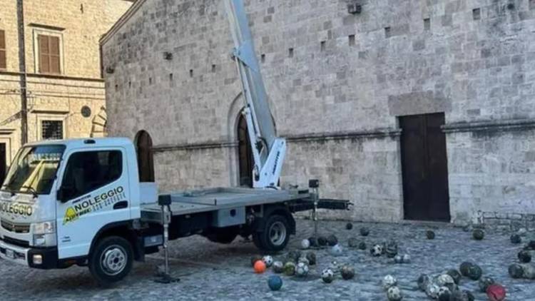 Remodelaban el techo de una iglesia y encontraron decenas de pelotas: había una del Mundial 78