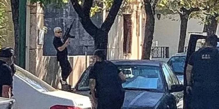 Miedo en Santa Fe: un hombre salió a la vereda de su casa, empezó a disparar y 3 personas resultaron heridas