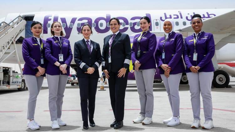 Voló por primera vez una compañía aérea saudita con tripulación femenina