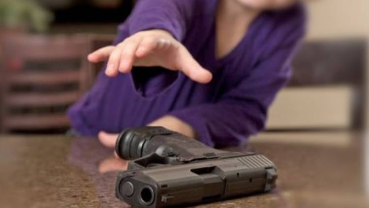 Un nene de dos años encontró un arma en una bolsa en su casa, le disparó al padre y lo mató