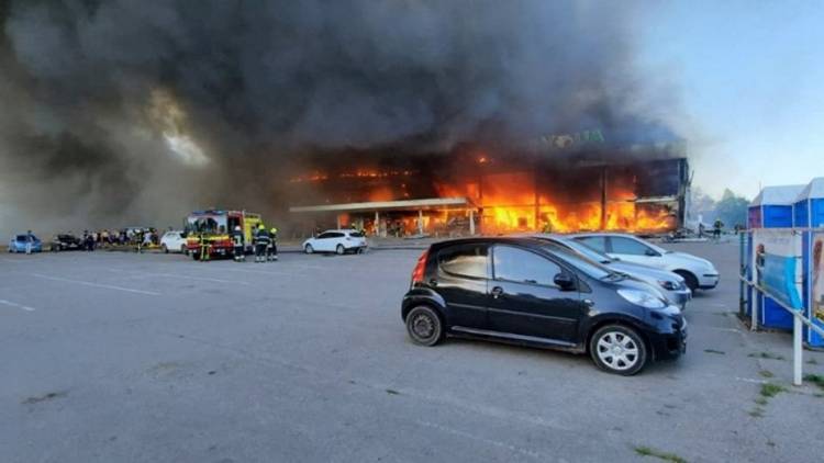 Misil ruso impactó en un centro comercial en Ucrania: al menos 10 muertos y 40 heridos