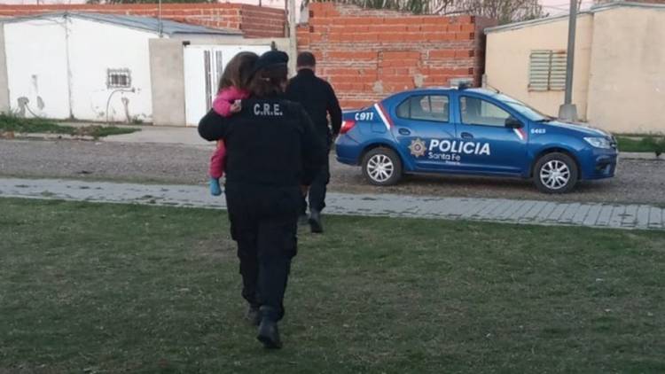 Una niña de 3 años fue encontrada en la calle por una patrulla