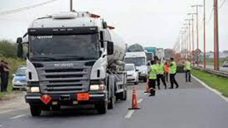 Restringen la circulación de camiones en todo el país por el recambio turístico