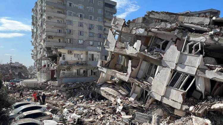 Turquía devastada: rescatan a niños de los escombros y el número de muertos superó los 23.700