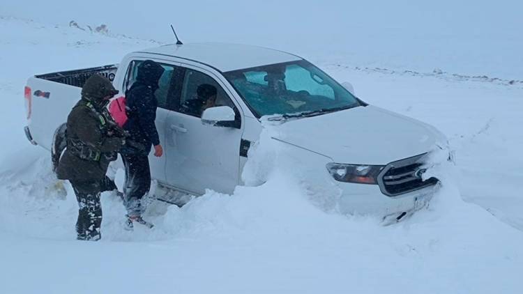 Rescataron a dos familias y trabajadores varados por una tormenta de nieve en Neuquén