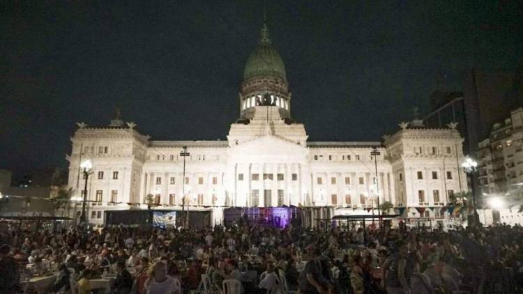 Más de 4.000 personas participaron de una cena solidaria de Navidad frente al Congreso