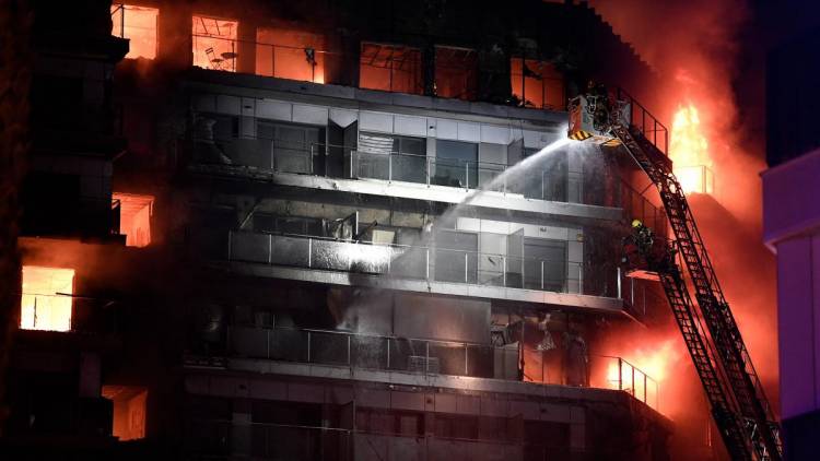 Hallan un décimo cadáver en el edificio incendiado de Valencia