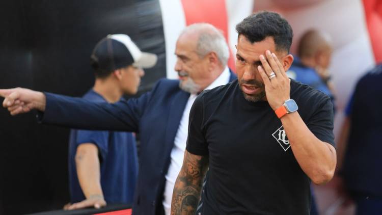 Tras la eliminación, Tevez mantuvo una charla con los jugadores y decidió quedarse en Independiente