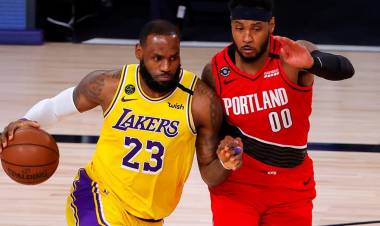LeBron James cambia de opinión y continuarán los playoffs de NBA