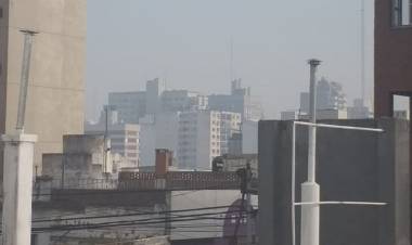 Sin incendios en la ciudad, se advierte humo y llegaría de los focos serranos
