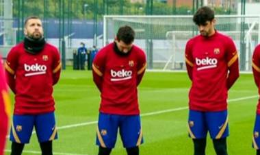 Con un minuto de silencio, Messi recordó junto al plantel del Barcelona a Diego Armando Maradona