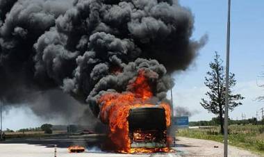 Se incendió un colectivo en plena autovía: una mamá y su bebé fueron llevados al Hospital de Gigena