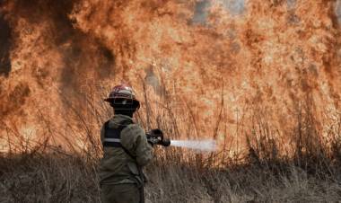 Dos focos de incendio arrasaron montes, casas y cabañas en Calamuchita