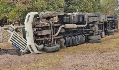 Volcó un camión en la autovía, al norte de Alcira Gigena