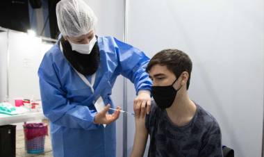 Cuáles son los efectos post vacuna de Pfizer y Moderna en niños y adolescentes