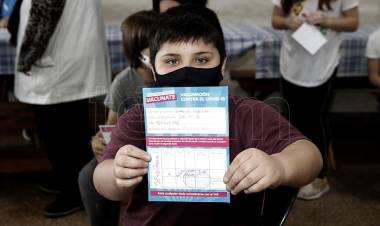 Crece la vacunación de niños contra coronavirus y acercan vacunatorios a las escuelas