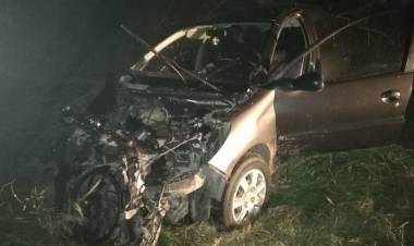 San Basilio: despiste, vuelco y colisión contra un árbol