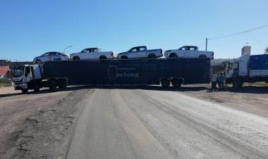 Holmberg: un camión atascado en plena ruta 8 provocó demoras