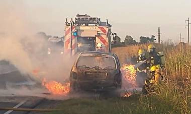 Ardió un auto en ruta 4, al sur de Laboulaye