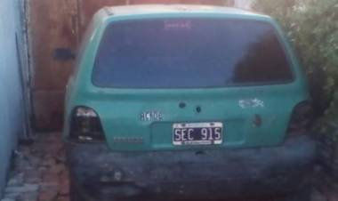 Dejó el auto estacionado y le robaron las cenizas de su abuela