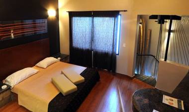 La Policía irrumpió en un hotel alojamiento por gritos: una pareja mantenía relaciones sexuales con normalidad