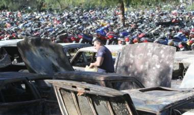 Detienen a cuatro policías acusados del robo de un tractor en una playa de vehículos secuestrados