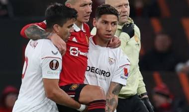 Lisandro Martínez se lesionó y fue escoltado por Montiel y Acuña