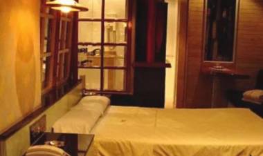 Fue a un albergue transitorio pero no sabía que era Policía y al ver el arma llamó al 911