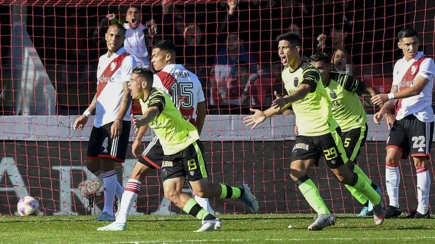 River cayó en su visita a Barracas Central, pero seguirá lider de la Liga Profesional