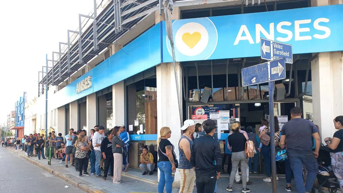 Larga fila en la sede local de Anses por el Refuerzo de Trabajadores Informales