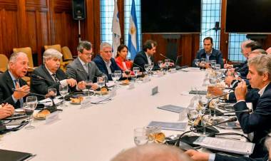 Caputo le anticipó a la UIA una "brutal" baja de impuestos tras lograr el superávit fiscal