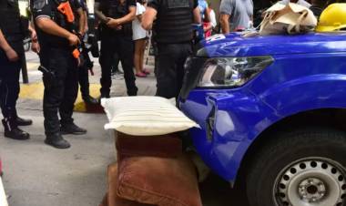 Insólito intento de huida de un ladrón en un séptimo piso: tiró almohadones por el balcón, saltó al vacío y murió