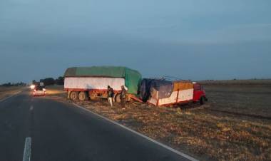 Dos camiones se rozaron y despistaron