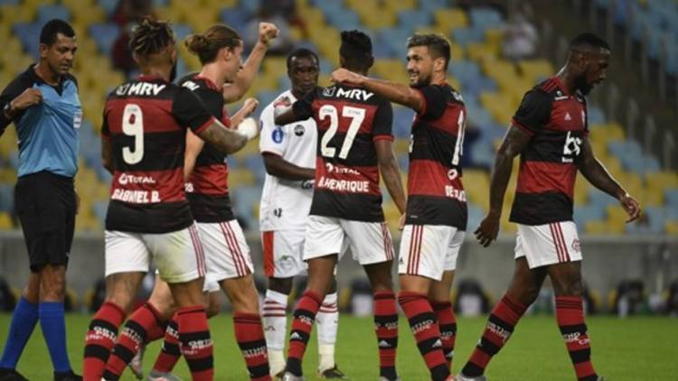 Volvió el fútbol en Brasil con goleada del campeón Flamengo