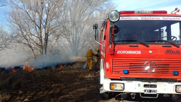 Achiras: Incendios Simultáneos en La tarde del Jueves en Cercanias a Achiras